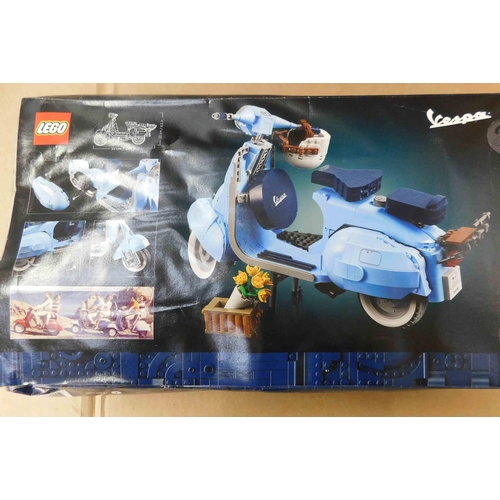 605 - 10298 Lego Vespa-125 new/unused - water damaged box