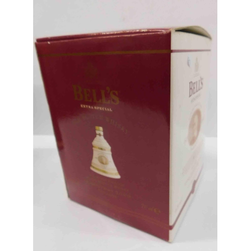 80J - Bells Whiskey - Christmas Decanter - boxed & sealed - 30 year old 2000 - aged 8 year ltd.edition