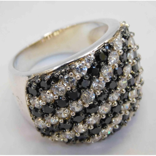 115 - 925 silver - black & white stone ring - size P