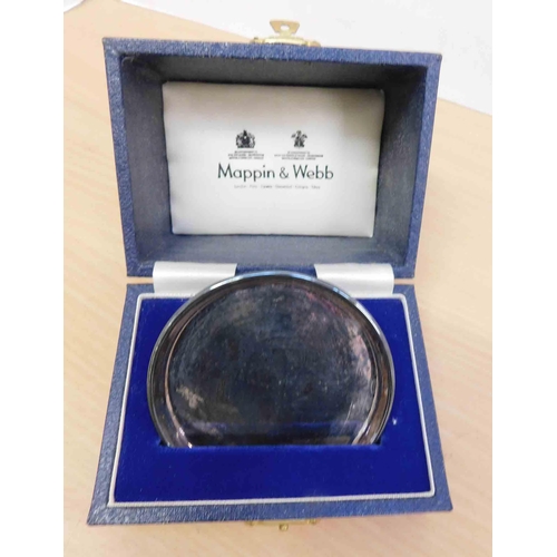 15 - Mappin & Webb - presentation plate - in fitted case