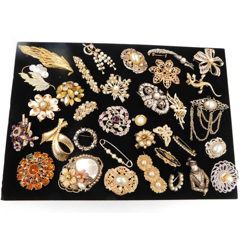 268 - Thirty five - vintage brooches