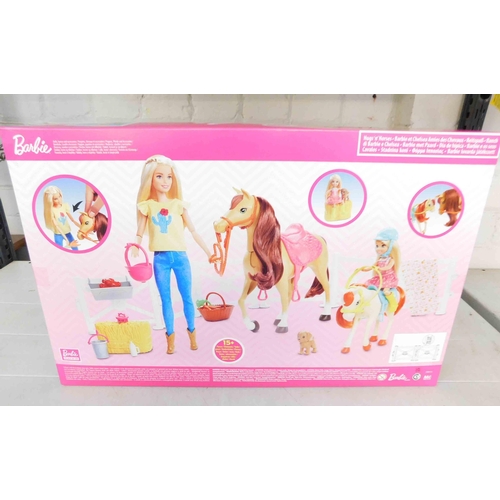 564 - New and sealed Barbie hugs and horses set