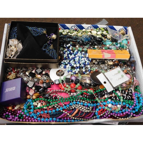 600 - Large selection of costume jewellery