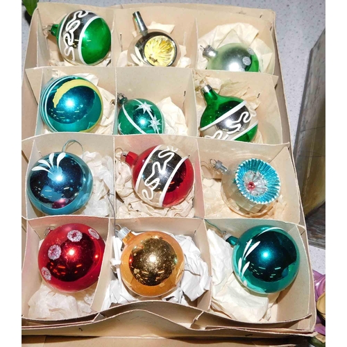 653 - Large selection of vintage Christmas baubles (mainly glass)