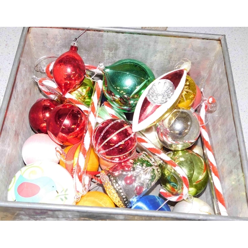 653 - Large selection of vintage Christmas baubles (mainly glass)