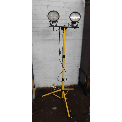 786 - 240v worklights on tripod in working order