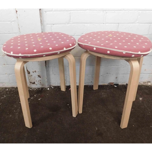 559 - 2x Stools with cushions