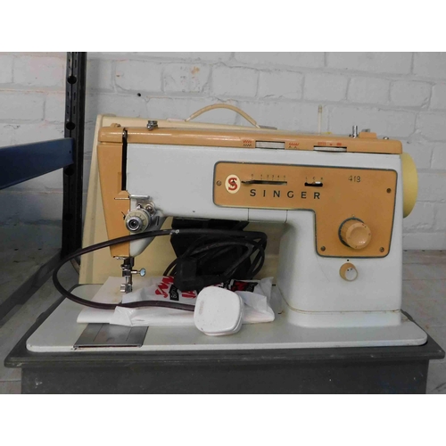 672 - Singer sewing machine in case - unchecked