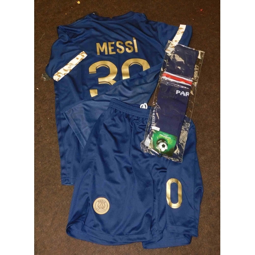 704 - Replica P.S.G 'Lionel Messi' football kit, size S incl. shirt, shorts and socks