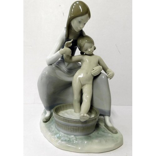 10 - Lladro - Mother bathing girl Model No. 4890 - 9 1/2