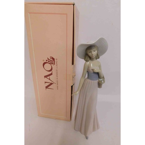 137 - NAO figure - 01265 Dama Elegante Reclinada