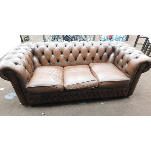 560 - Three piece leather Chesterfield sofa - castors at fault