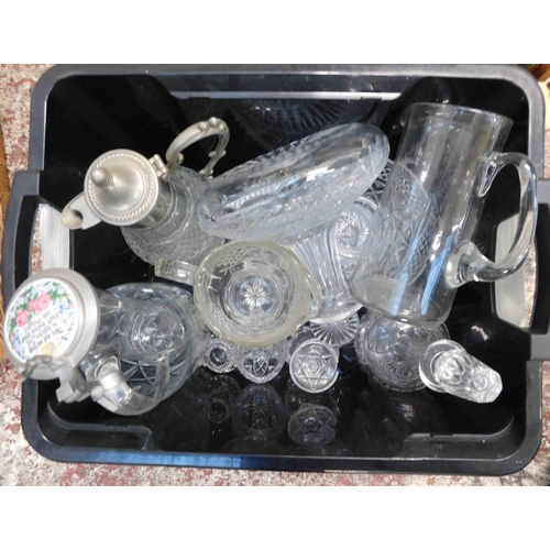 794 - Box of mixed glassware - no buyer commission - bidding from £1 - all proceeds go to our chosen chari... 