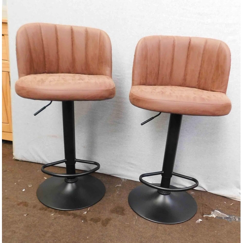 550 - 2x Wahson bar stools with footrests