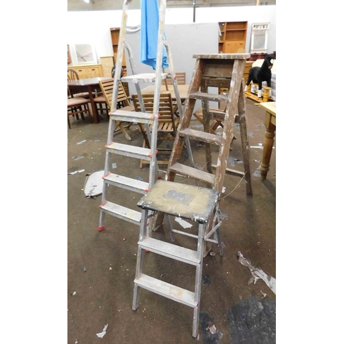 807 - 3x Sets of step ladders