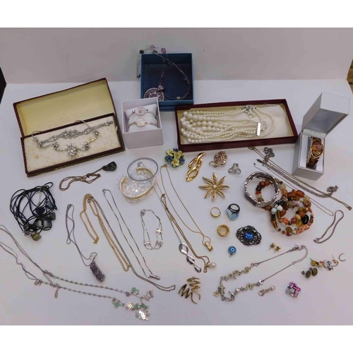 264 - Costume jewellery - including gold & silver tone