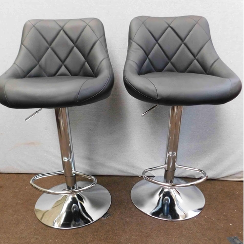 560 - 2x Wahson bar stools with footrests in black