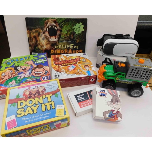 571 - Mixed lot of junior games/toys; dinosaur jigsaw, VR Headset etc.