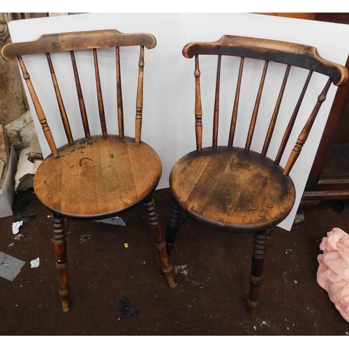 619 - 2x Vintage farmhouse chairs