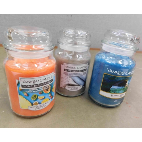 713 - 3x New Yankee candles incl. moonlight cove