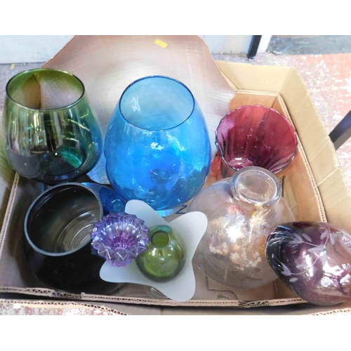 803 - Box of coloured glass items
£1 start - all monies go to Bradford Nightstop charity - NO COMMISSION t... 