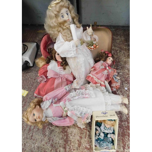 804 - Vintage suitcase of porcelain dolls
£1 start - all monies go to Bradford Nightstop charity - NO COMM...