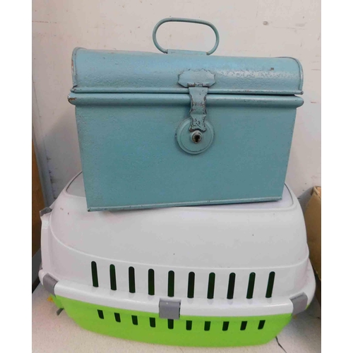 807 - Cat carrier & metal case (no key)
£1 start - all monies go to Bradford Nightstop charity - NO COMMIS... 