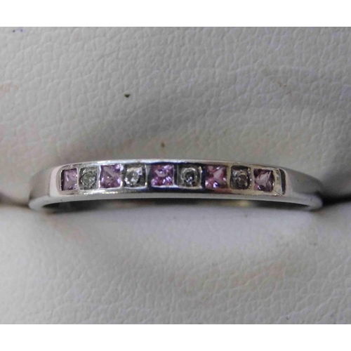 100 - 9ct White gold - pink topaz set ring - size R