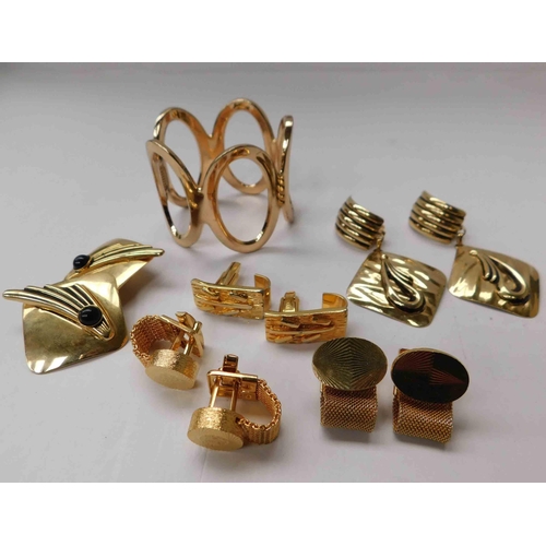 110 - Gold tone jewellery including - earrings/cufflinks & bangle