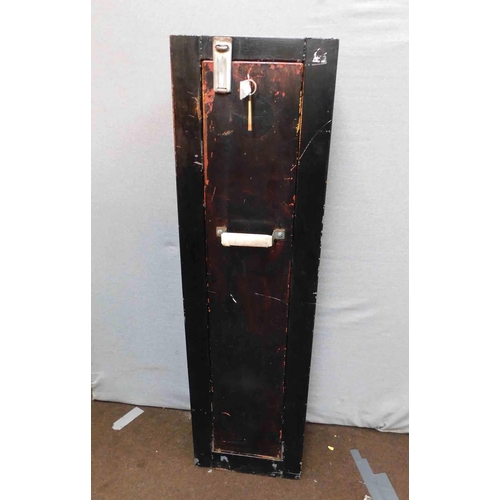 531 - Metal gun cabinet with keys (in office)