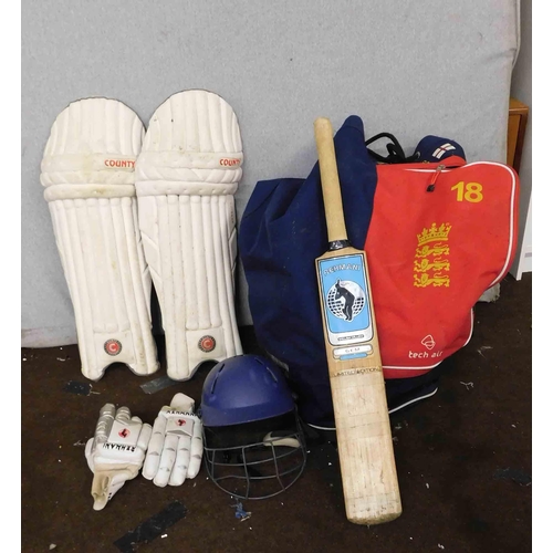 540 - Selection of cricket sportswear and bag