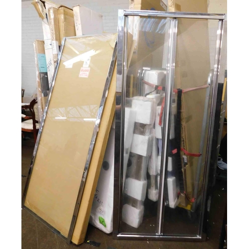 550 - Large amount of new and boxed etc shower bases and screens etc. (various designs and sizes)