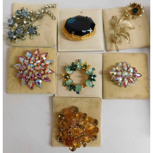 132 - Vintage brooches