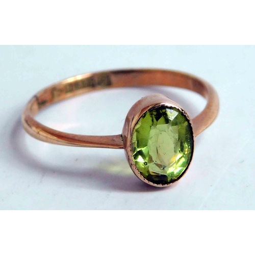 240 - 9ct Gold - green citrine set ring - 1.4g size N