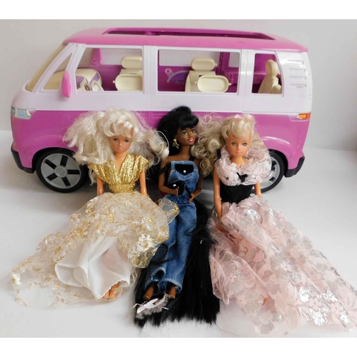 267 - Campervan & three dolls