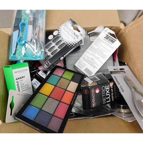 527 - Mixed box of new beauty products incl. matte lip kit, eye shadows etc.