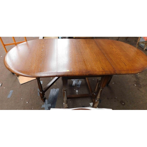 555 - Oak wooden folding dining table and protective mat - approx. 70