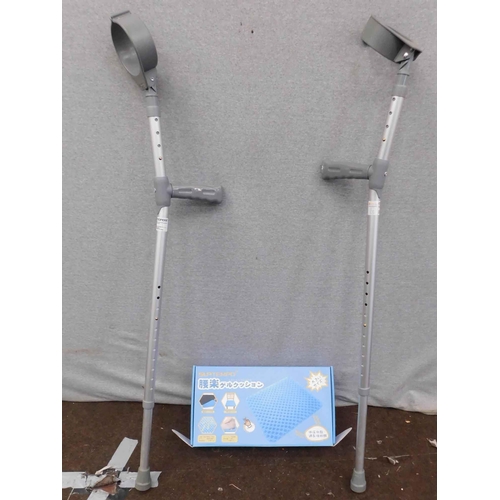 807 - Suptempo cushion (boxed) + 2x crutches