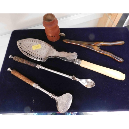 22 - Antique & vintage items - including nutmeg grater & glove stretchers