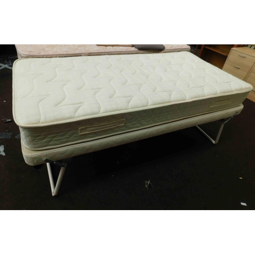 552 - Single bed with pull-out guest bed and mattresses