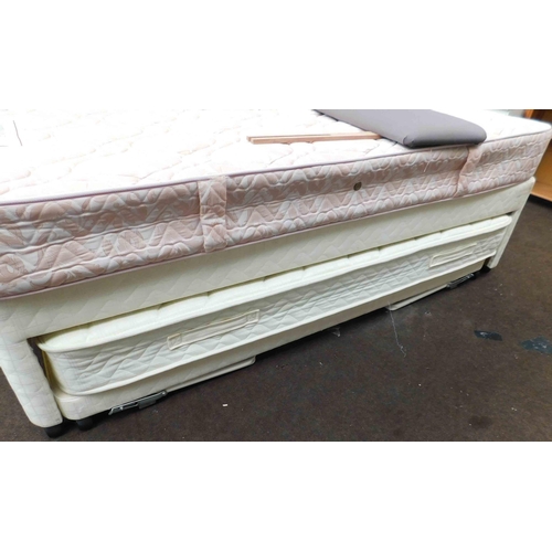 552 - Single bed with pull-out guest bed and mattresses