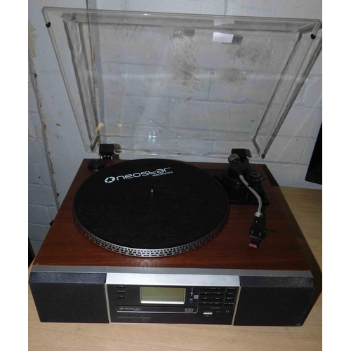 554 - Onestar turntable, radio and CD recorder in working order