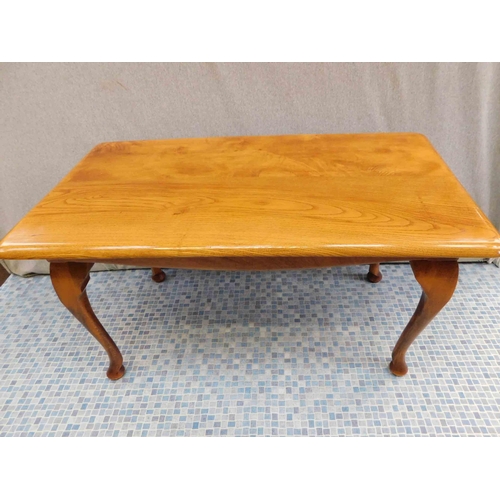 740 - Vintage varnished coffee table