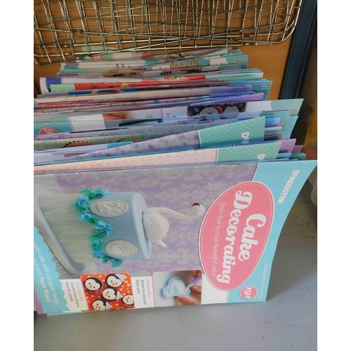 800 - Large selection of cake decorating items & magazines