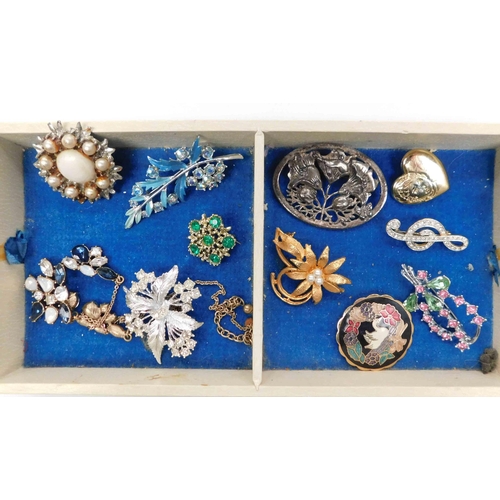 130A - Mixed - vintage brooches