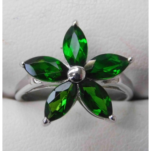 236 - 9ct White gold - Russian diopside set - flower ring size O