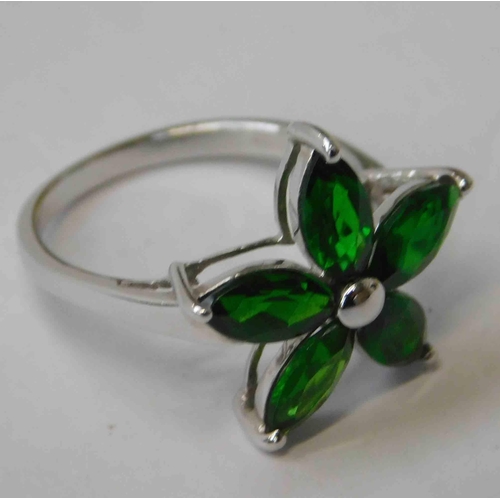 236 - 9ct White gold - Russian diopside set - flower ring size O