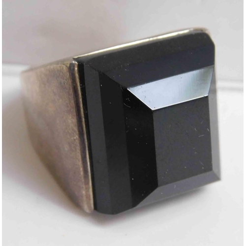 261 - Gents - silver ring with black stone