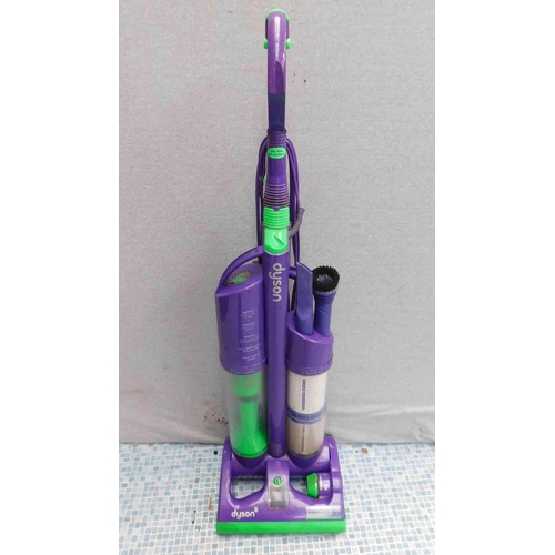 520 - Dysonn DC03 vacuum cleaner W/O