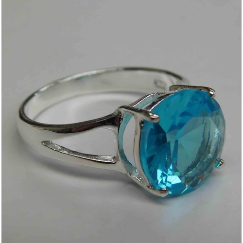 105 - Silver - blue stone set ring - size R 1/2